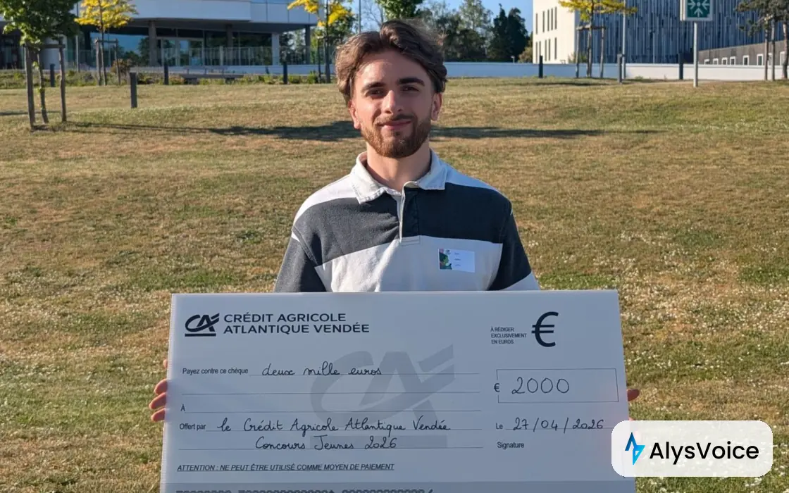 Tom Aubry recevant le chèque du Concours Jeunes by CA Atlantique Vendée pour AlysVoice